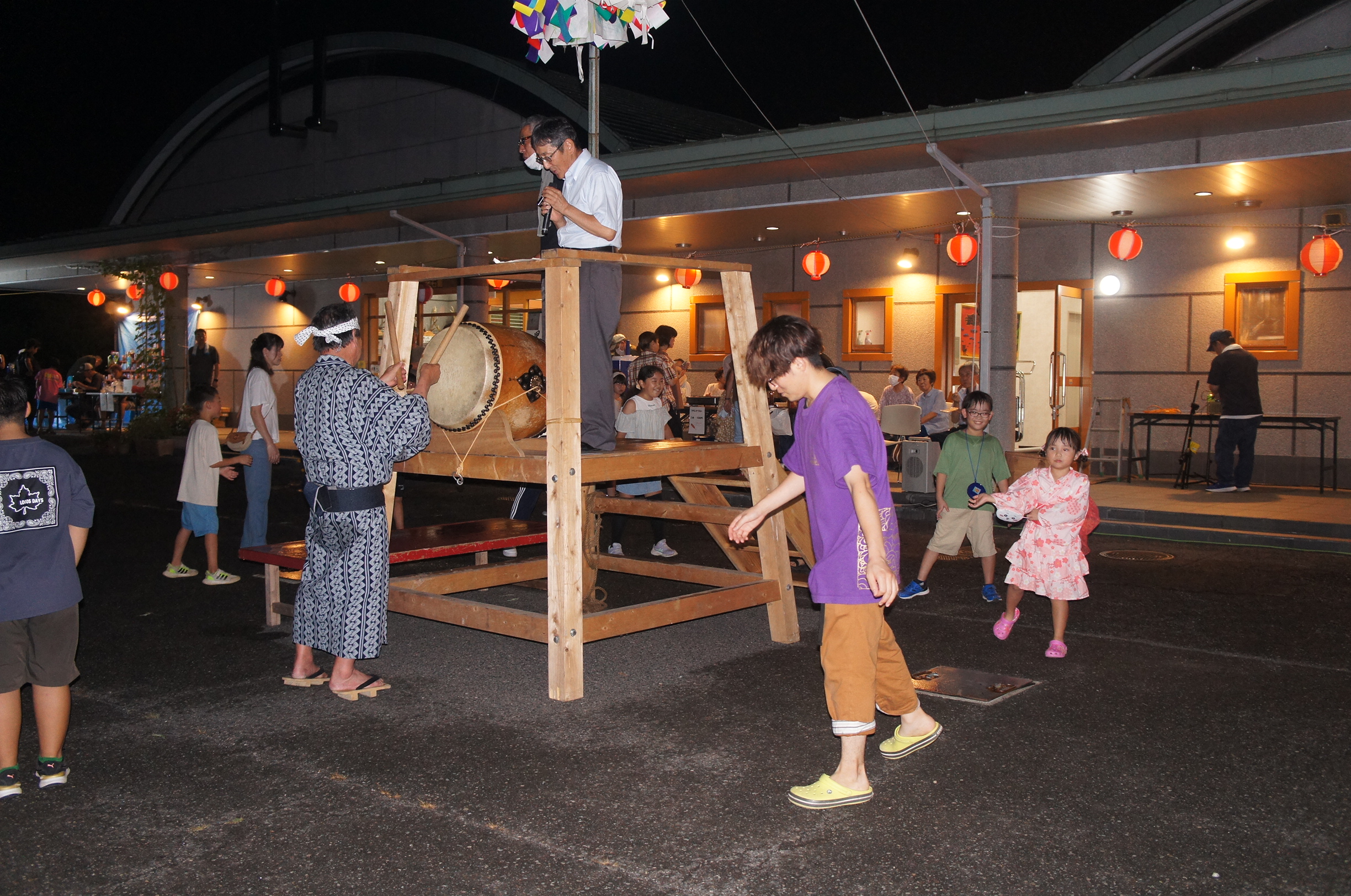 盆踊りをしている子供たち